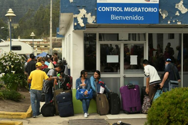 Ecuador pide soluciones «globales» al problema de la migración venezolana
