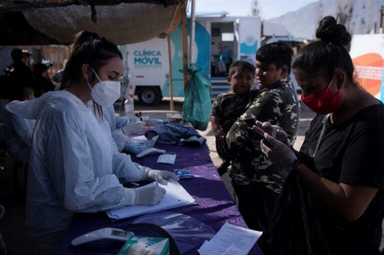 Médicos venezolanos se ofrecen para combatir la COVID-19 en Chile