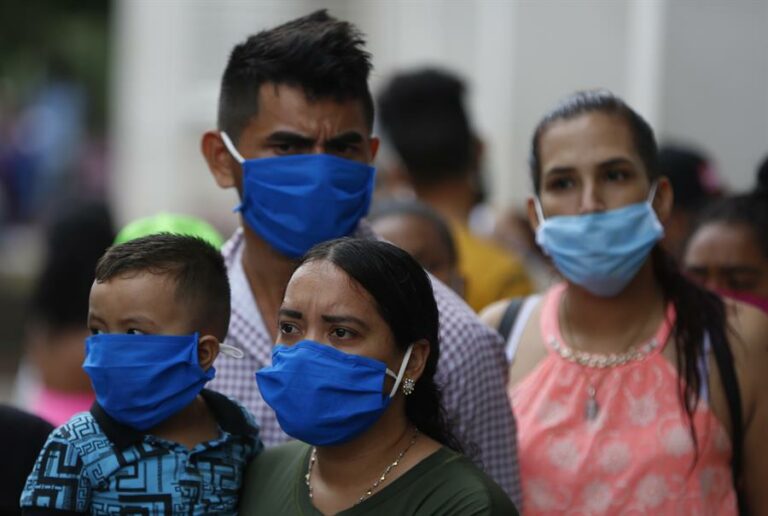 venezolanos con mascaras