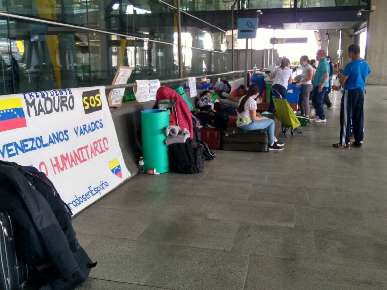«Nosotros comemos porque nos dona la gente», venezolanos varados en aeropuerto de Madrid