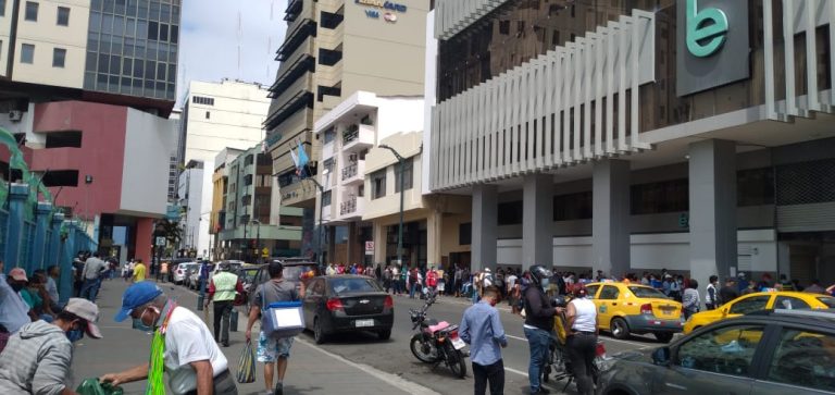 Las trasnochadas colas para pagar la visa en Ecuador