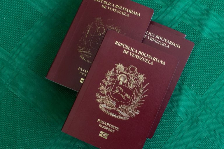 Venezolanos sin pasaporte dentro y fuera del país