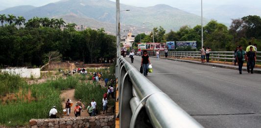 Civiles armados controlan los espacios que descuidan las fronteras.