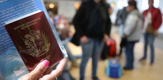 Venezolanos requieren pasaportes vigentes para abordar vuelos internacionales. Foto El Nacional