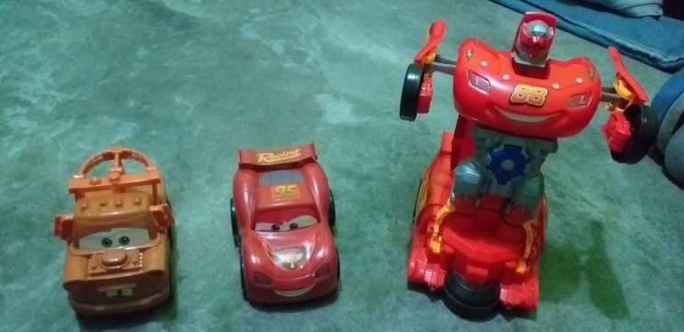 Los juguetes que compró Edgardo Camacho para sus hijos de 6 y 4 años.
