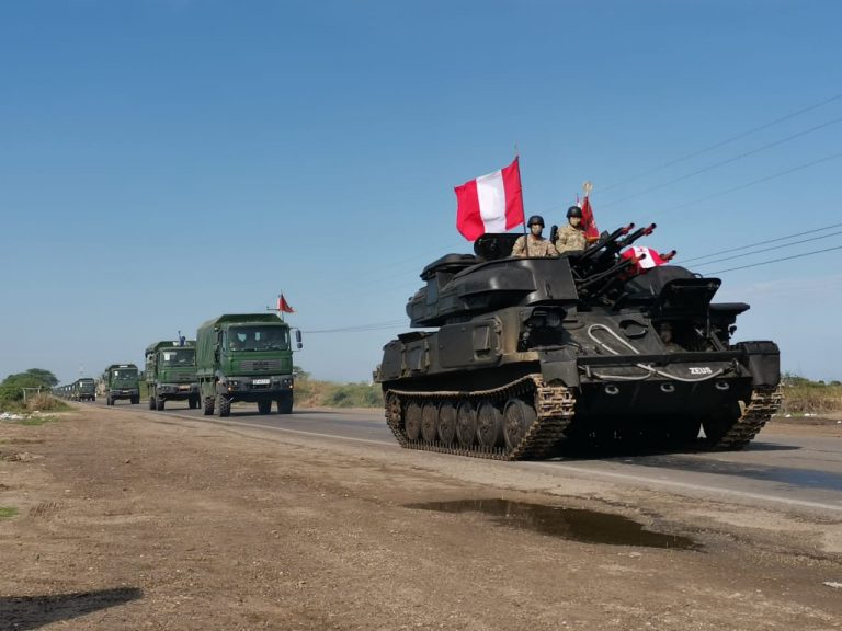 Se movilizaron vehículos de guerra hacia la frontera.