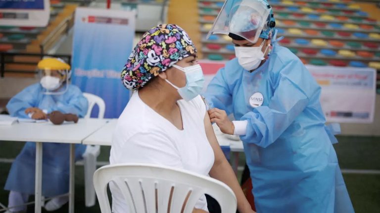 Migrantes venezolanos en el limbo sobre vacunación en América Latina