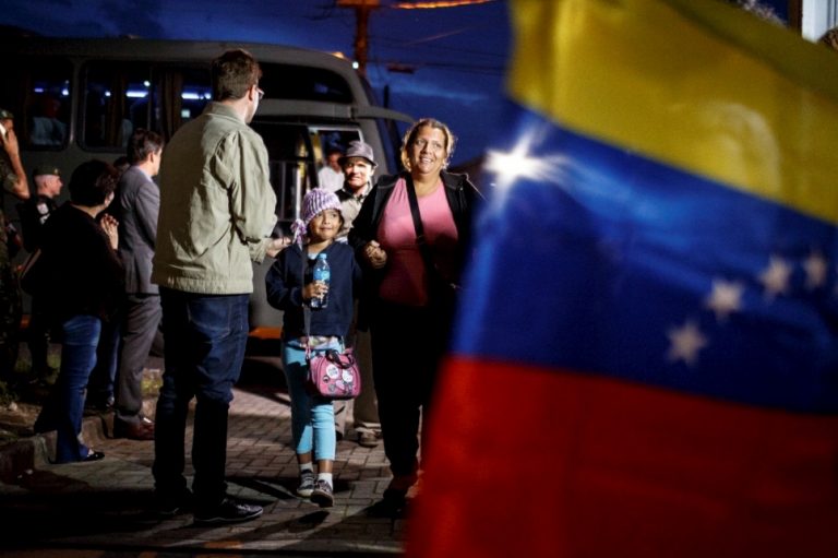 La migración venezolana viaja en familia, según nuevo informe MPI-OIM