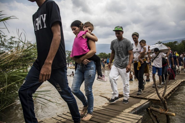Mujeres se exponen a mayores peligros al cruzar fronteras, advierte informe de Transparencia Venezuela