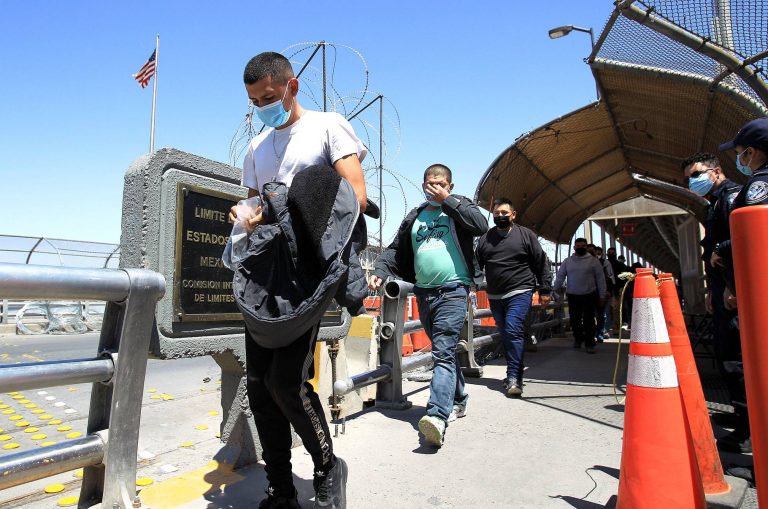 EE UU deporta a migrantes venezolanos residenciados en Colombia