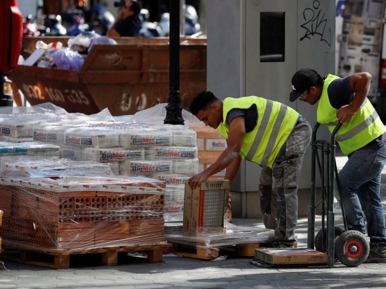 España suaviza las reglas de inmigración ante la falta de mano de obra