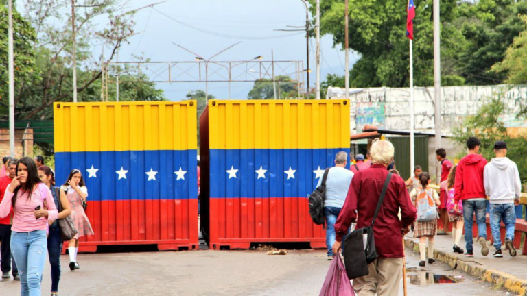 Desempleo y falta de acceso a servicios básicos motivan a migrantes venezolanos a regresar al país, según informe